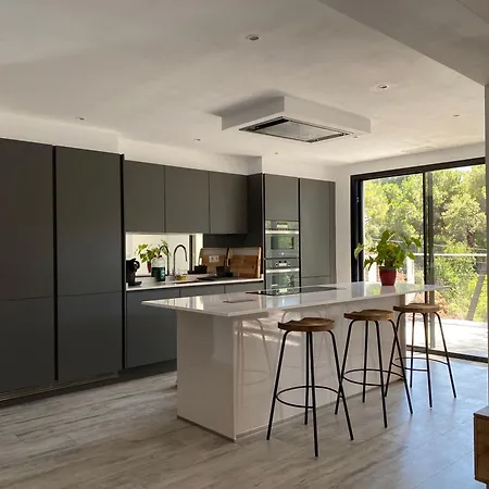 Casa Bahari Near The With Pool, Bbq, And Lounge