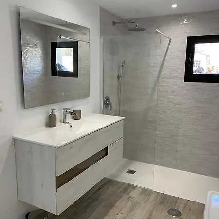 别墅 Casa Bahari Near The With Pool, Bbq, And Lounge 马尔韦利亚