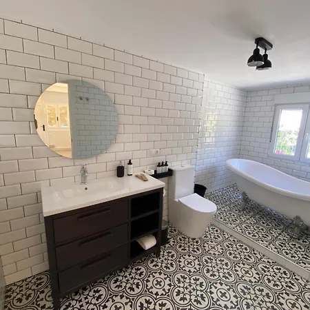 Villa Casa Bahari Near The With Pool, Bbq, And Lounge Marbella