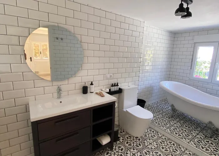 Villa Casa Bahari Near The With Pool, Bbq, And Lounge Marbella