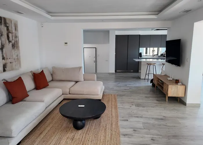 Casa Bahari Near The With Pool, Bbq, And Lounge