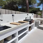 Casa Bahari Near The With Pool, Bbq, And Lounge Willa