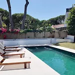 Casa Bahari Near The With Pool, Bbq, And Lounge Willa