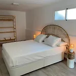 Villa Casa Bahari Near The With Pool, Bbq, And Lounge Marbellac